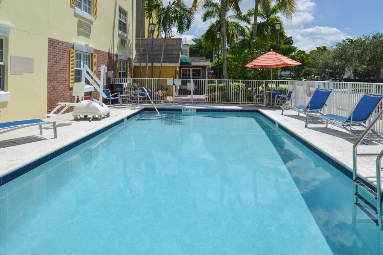Candlewood Suites Miami Lakes By Ihg Bagian luar foto